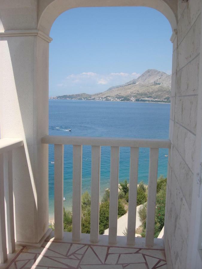Apartments Lozina On The Beach Омиш Экстерьер фото
